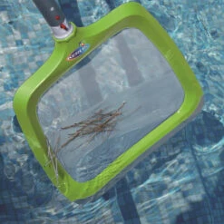 Epuisette De Surface Kerlis Premium XP -Magasin Piscines 14078 epuisette ambiance min