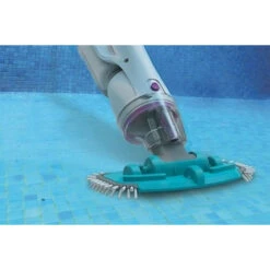 Aspirateur Rechargeable Kokido Telsa 30 Pour Spas Et Petites Piscines 9 Aspirateur Rechargeable Kokido Telsa 30 Pour Spas Et Petites Piscines -Magasin Piscines kok 400 8602 aspirateur rechargeable telsa 30 ambiance min 1