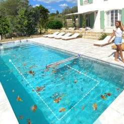 Épuisette Platypool Large Et Sans Effort -Magasin Piscines platy001 epuisette platypool poolfast ambiance 2