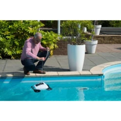 Robot Nettoyeur De Fond De Piscine Ubbink Robotclean Accu 11 Robot Nettoyeur De Fond De Piscine Ubbink Robotclean Accu -Magasin Piscines robot accupool ambiance2 min