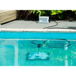 Robot Nettoyeur Fond De Piscine Ubbink Robotclean 1 Noir Et Blanc -Magasin Piscines robotclean 1 fond piscine ubbink ambiance 2